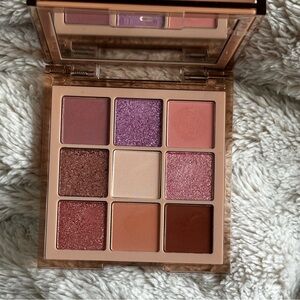 Huda Beauty Nude light eyeshadow palette